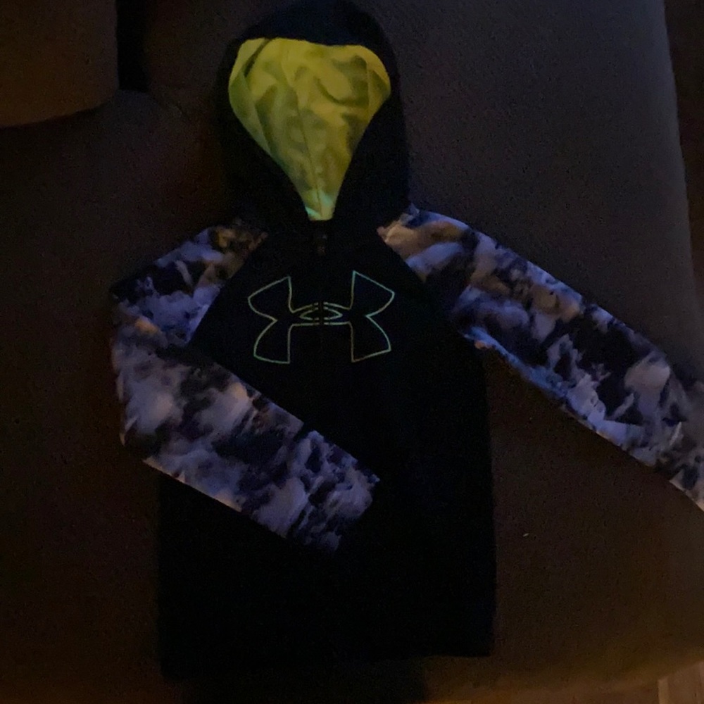 Authentic Boys Under Armor Zip up Sweatshirt SIZE 6~lightly used smoke free home